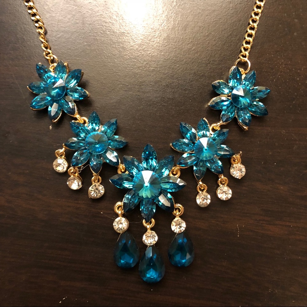 Beautiful blue crystal flower necklace